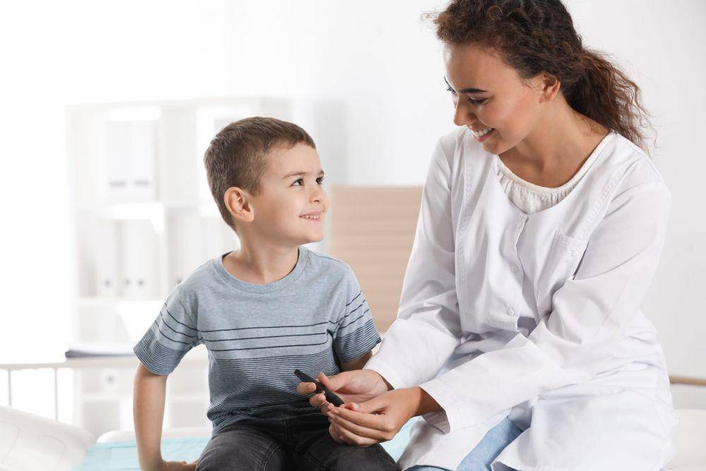 ilustrasi orang tua mengedukasi anak dengan diabetes (caremountmedical.com)