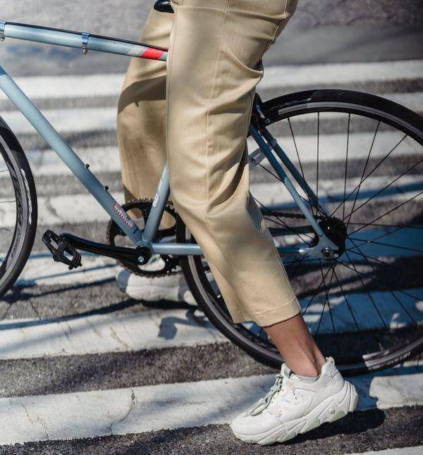 Ilustrasi chino pants warna khaki (pexels/Blue Bird)