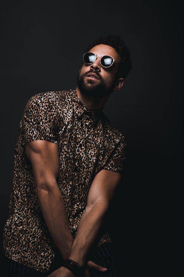 Ilustrasi pakaian motif untuk pria berkulit gelap (unsplash/DRAKE’s TAKES)