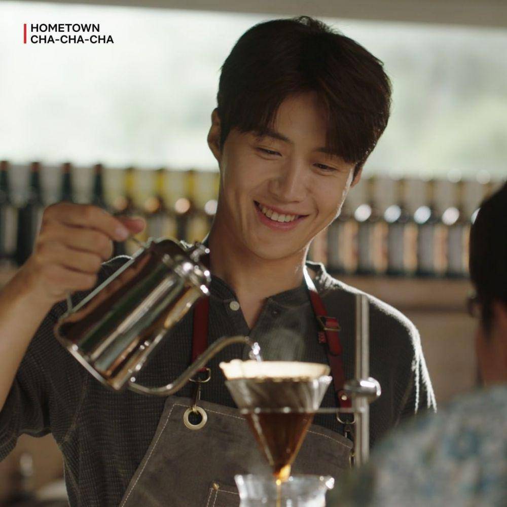 harga outfit Kim Seon Ho dalam drama Hometown Cha-Cha-Cha (instagram.com/netflixid)