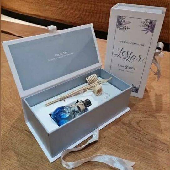 Suvenir lamaran Lesti Kejora dan Rizky Billar. (Instagram.com/lanoya.perfumery)