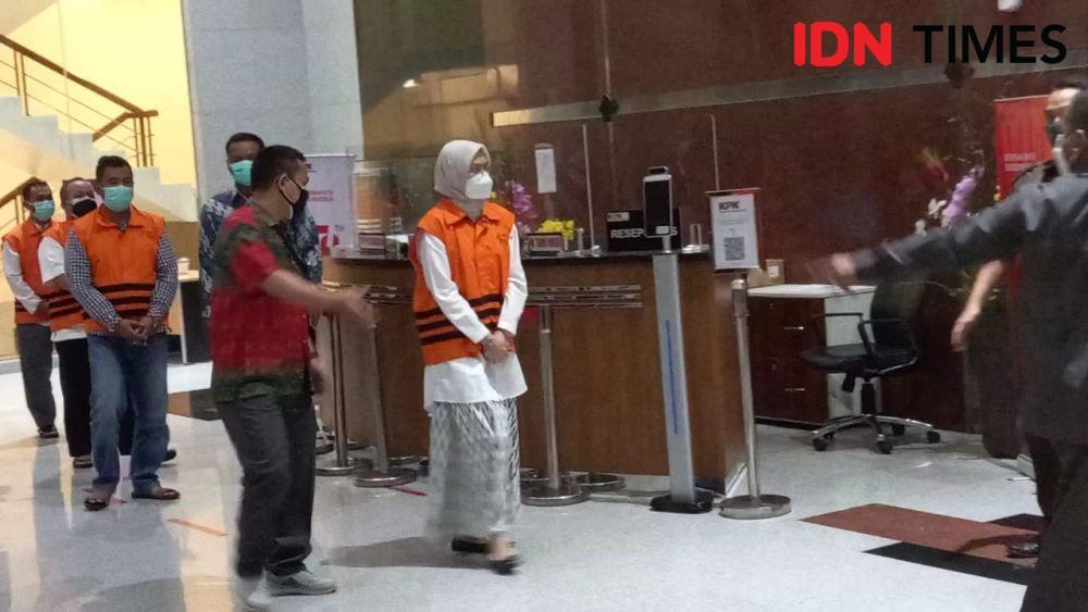 [BREAKING] Bupati Probolinggo dan Suami Terima Suap Rp20 Juta per Calon Kades
