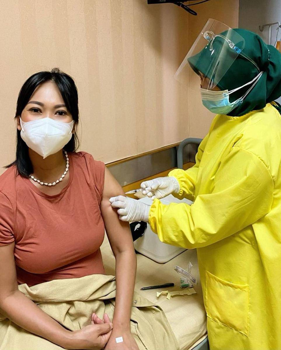 Nola B3 melakukan vaksinasi COVID-19 saat hamil anak keempat. (instagram.com/riafinola)