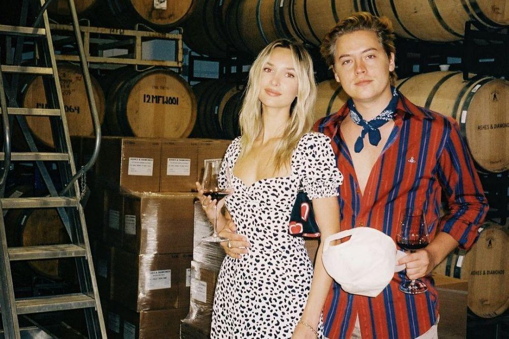10 Potret Mesra Cole Sprouse 'Riverdale' dan Kekasih Baru