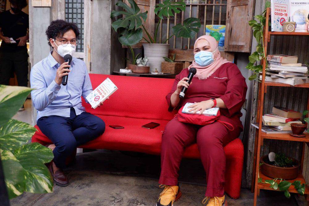 dr Syifa saat menjelaskan mengenai isi dari buku berjudul "Kupas Tuntas Vaksin COVID-19". Dok/istimewa