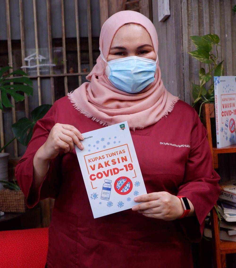 dr Syifa Mustika menunjukkan buku terbarunya yang berisi tentang informasi berkaitan dengan vaksin COVID-19. Dok/istimewa