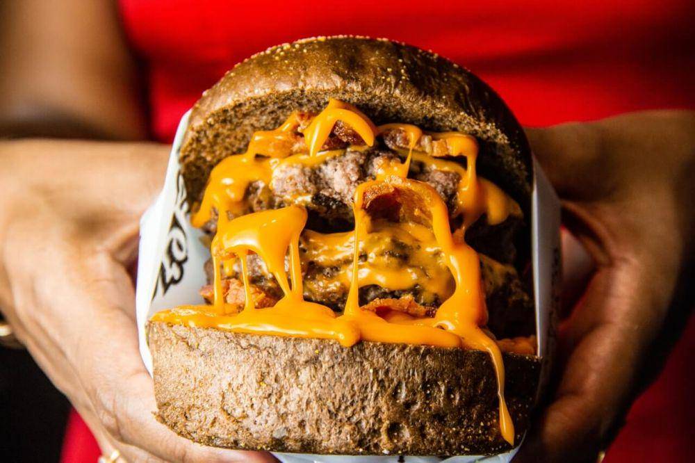 ilustrasi makan burger (pexels.com/Horizon Content)
