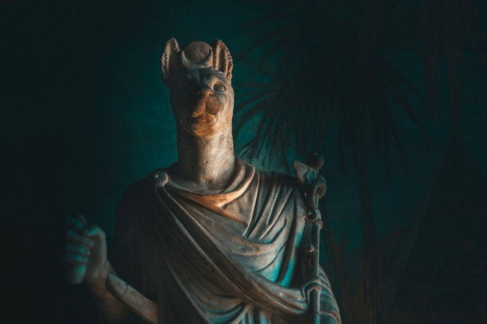 Patung Dewa Anubis (unsplash.com/Egor Myznik)