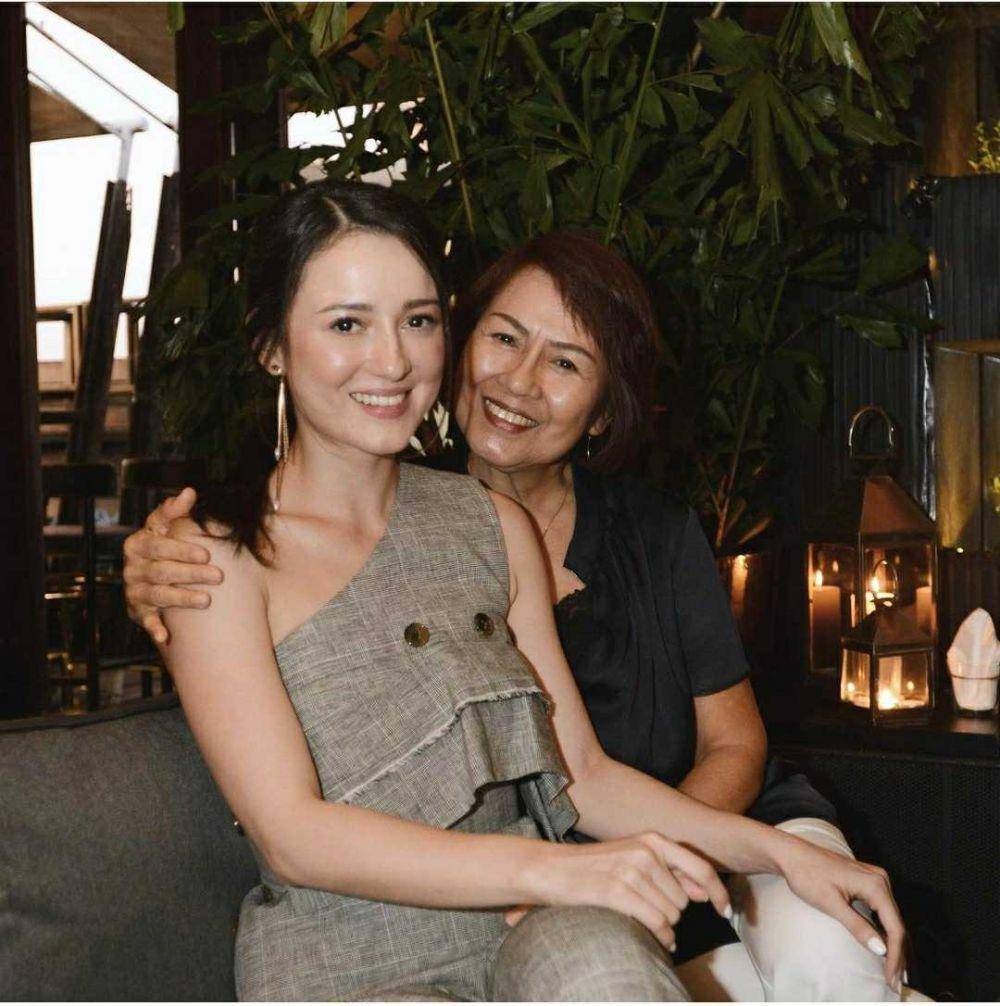 Julie Estelle dan mama (instagram.com/julstelle)