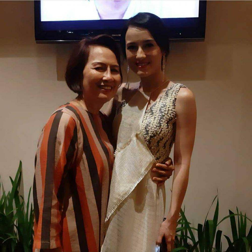 Julie Estelle dan mama (instagram.com/julstelle)