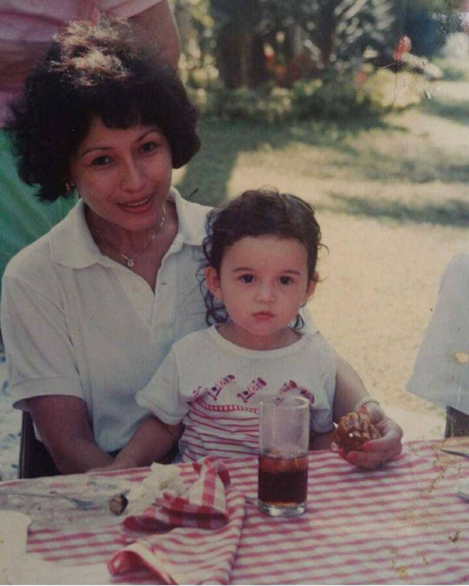 Julie Estelle dan mama (instagram.com/julstelle)