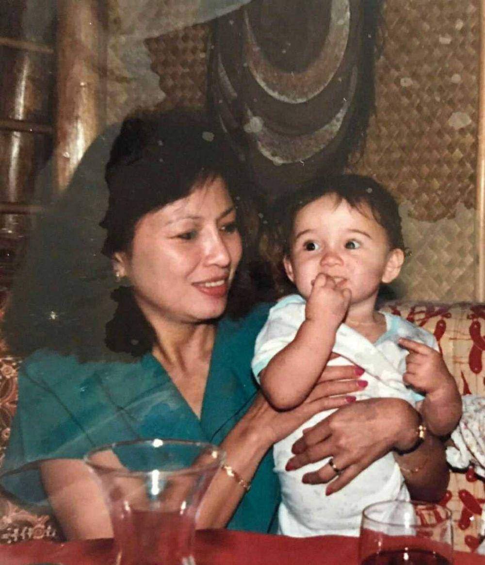 Julie Estelle dan mama (instagram.com/julstelle)
