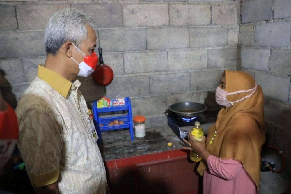 Gubernur Jateng Ganjar Pranowo saat meninjau gas rawa yang dipakai warga Pegundungan. (Dok Humas Pemprov Jateng)