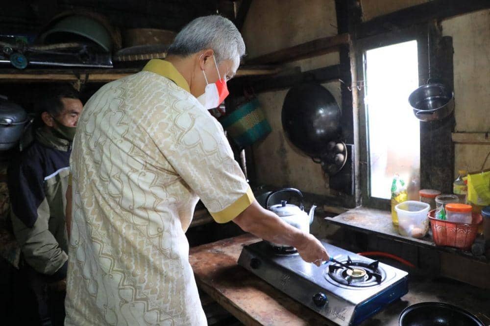 Gubernur Jateng Ganjar Pranowo mencoba menyalakan kompor yang tersambung dari gas rawa di Desa Pegundungan Banjanegara. (Dok Humas Pemprov Jateng)