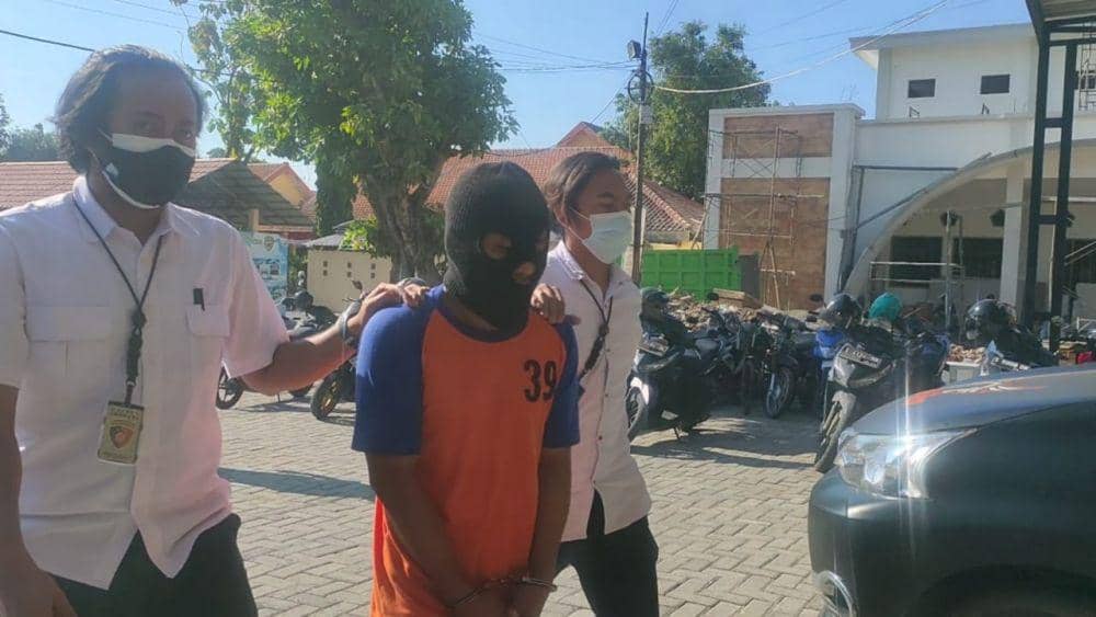 Pelaku pemerkosaan anak kandung di bawah umur saat di Mapolres Jombang. IDN Times/Zainul Arifin