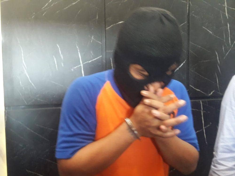 Pelaku pemerkosaan anak kandung di bawah umur saat di Mapolres Jombang. IDN Times/Zainul Arifin