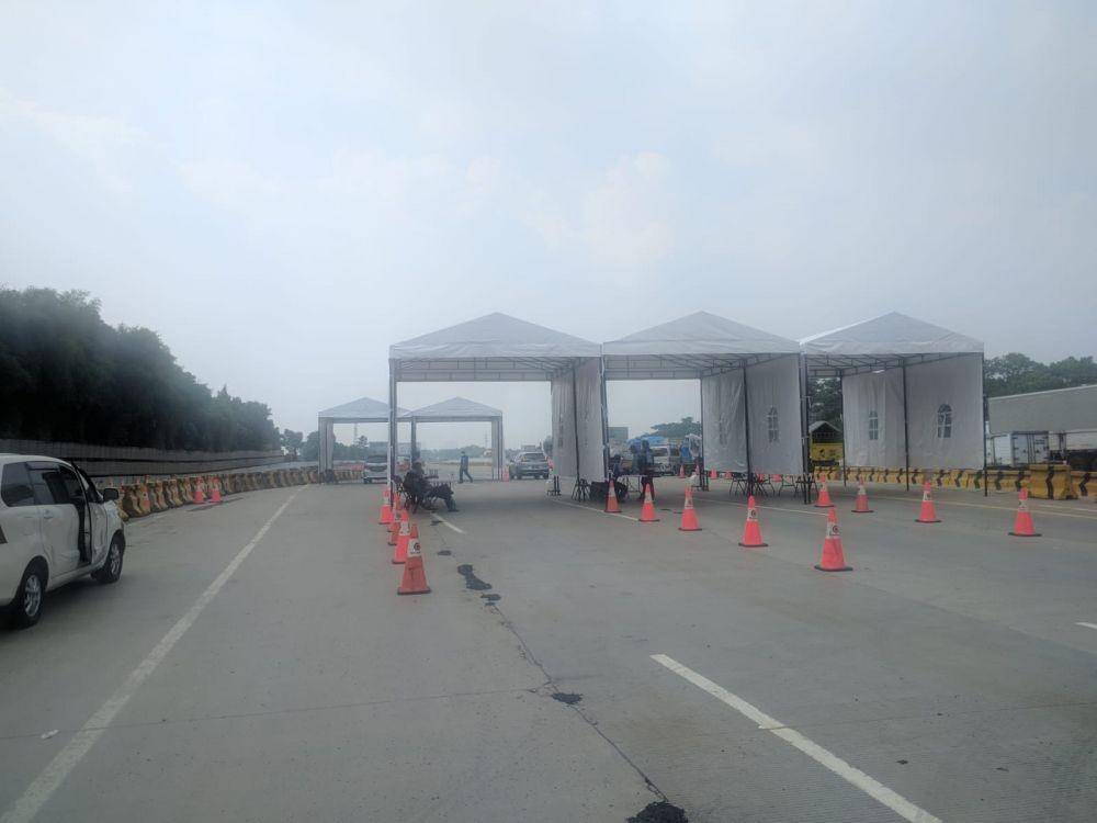Lokasi vaksin drive thru di ruas tol Jagorawi yang dilaksanakan TNI bersama Jasamarga. (Dokumentasi TNI)