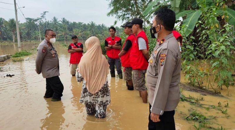 Wakapolres Tanggamus Kompol Muhammad Ali Muhaidori bersama Kabag Ops Kompol Bunyamin meninjau sejumlah titik pasca banjir jebolnya tanggul Way Sedayu, Selasa (31/8/2021). (IDN Times/Istimewa).