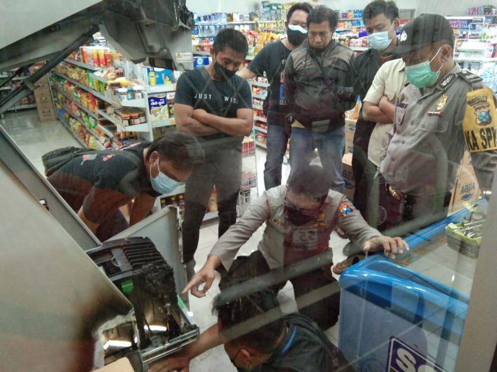 Petugas saat melakukan olah TKP. IDN Times/Istimewa