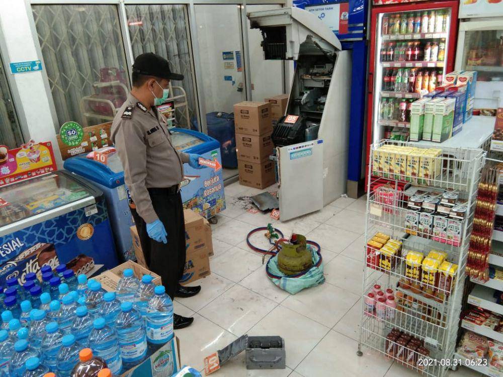 Petugas saat melakukan olah TKP. IDN Times/Istimewa