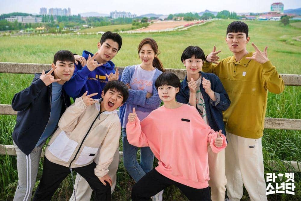 Oh Na Ra dan para pemain muda di Racket Boys (instagram.com/sbsdrama.official)