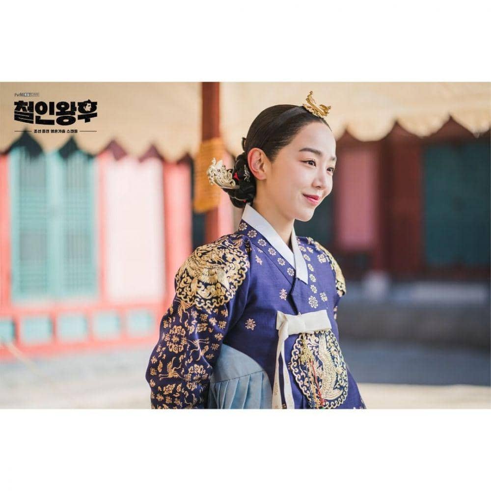 Shin Hye Sun di Mr. Queen (instagram.com/tvndrama.official)