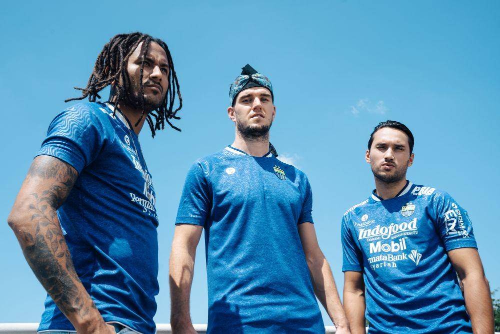 Para pemain Persib mengenakan jersey utama untuk mengarungi Liga 1 2021/2022. (Dok. Istimewa).