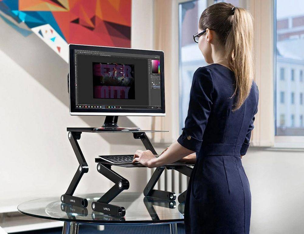 ilustrasi pemakaian stand komputer (thegadgetflow.com)