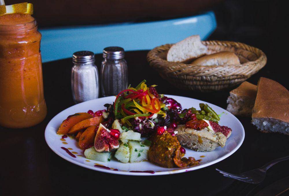 ilustrasi shawarma plate (unsplash.com/Louis Hansel)