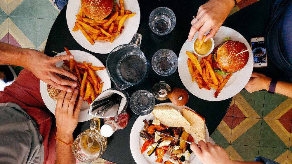 Ilustrasi dine-in (unsplash.com/@danielcgold)