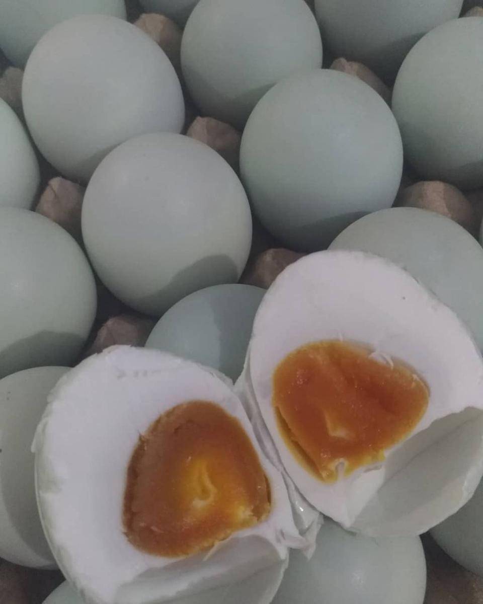telur asin (instagram.com/maxkitchen.mks)