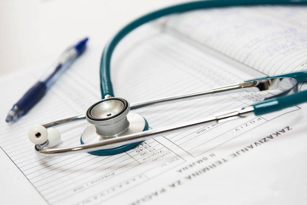 ilustrasi catatan dokter (pexels.com/pixabay)