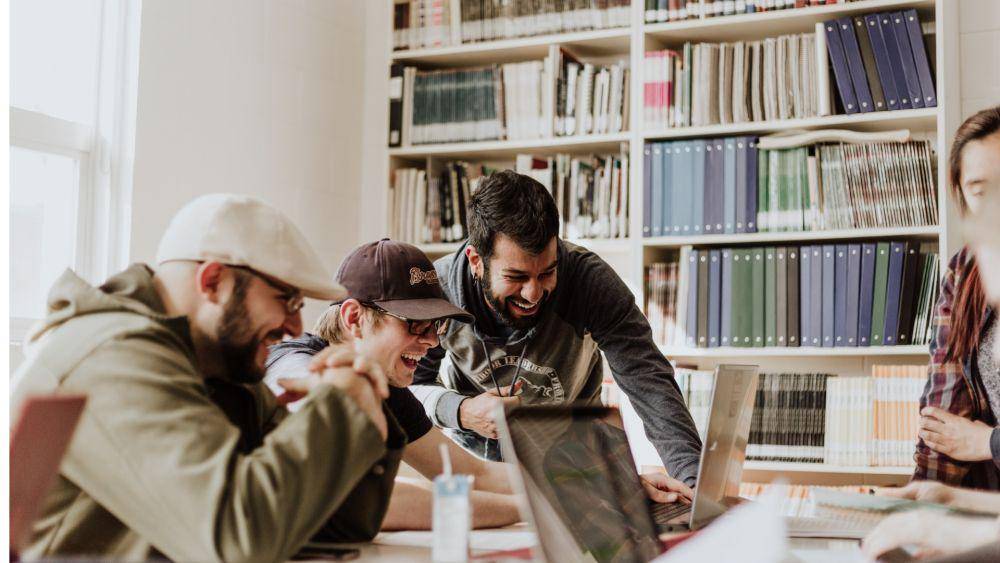 Ilustrasi kerja di kantor (unsplash.com/@priscilladupreez)