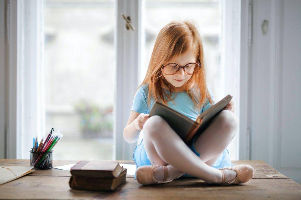 ilustrasi membaca buku (pexels.com/Andrea Piacquadio)
