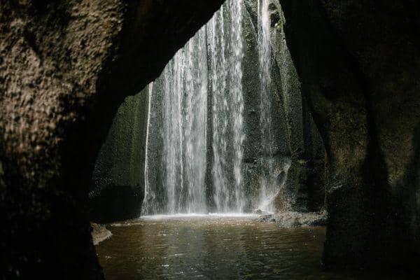 Ilustrasi air terjun di dalam gua (pexels/Julia Volk)