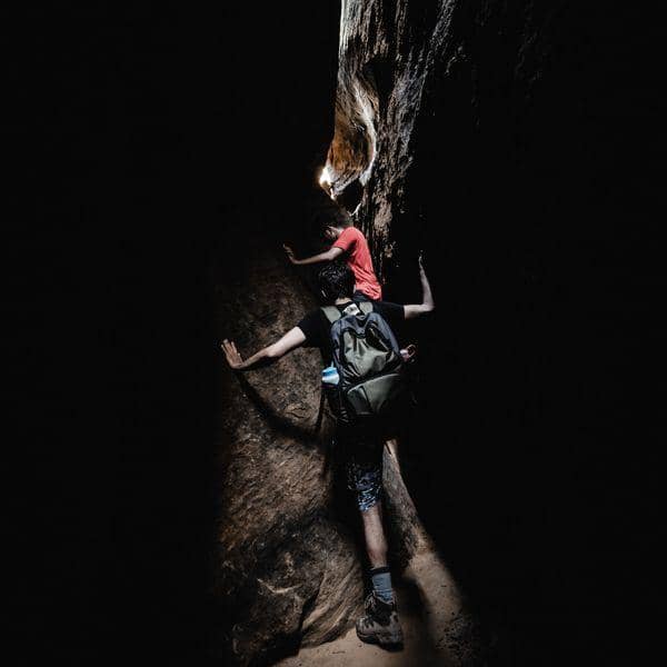 Ilustrasi menyusuri batuan gua (unsplash/Rohan Makhecha)