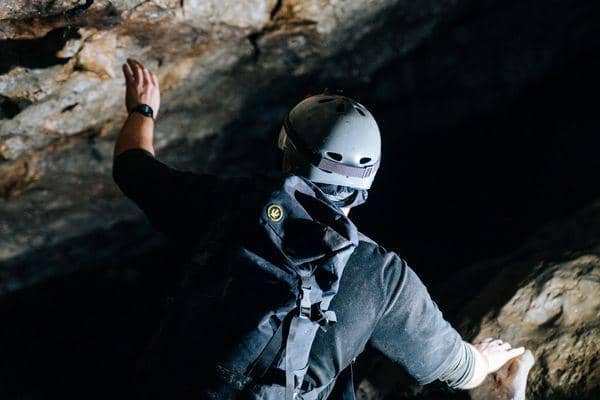 Ilustrasi kegiatan caving (unsplash/Jason Gardner)