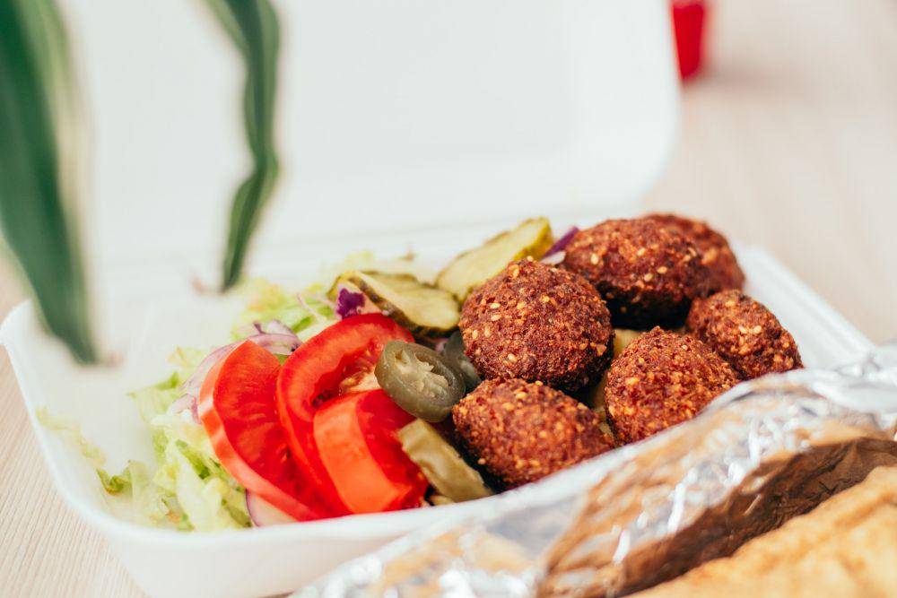 ilustrasi falafel with tahini (unsplash.com/Pille R. Priske)