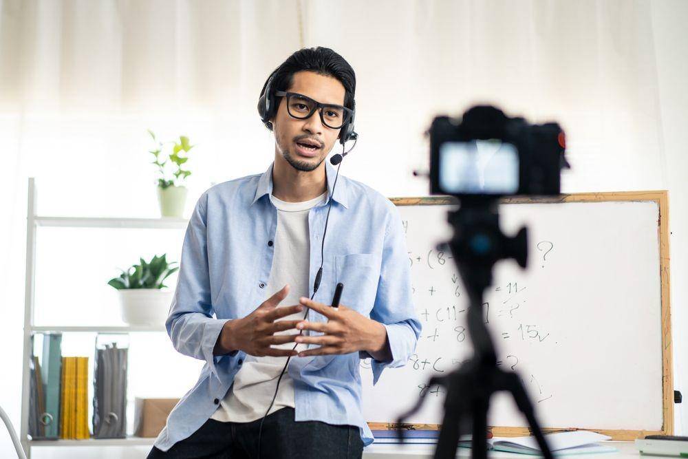Guru sedang mengajar secara online (Shutterstock/Hananeko_Studio)