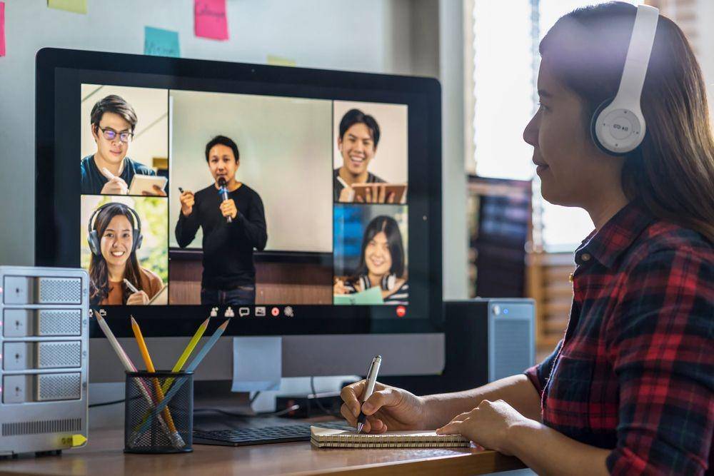 Ilustrasi seorang guru sedang mengikuti program pelatihan (Shutterstock/TZIDO SUN)