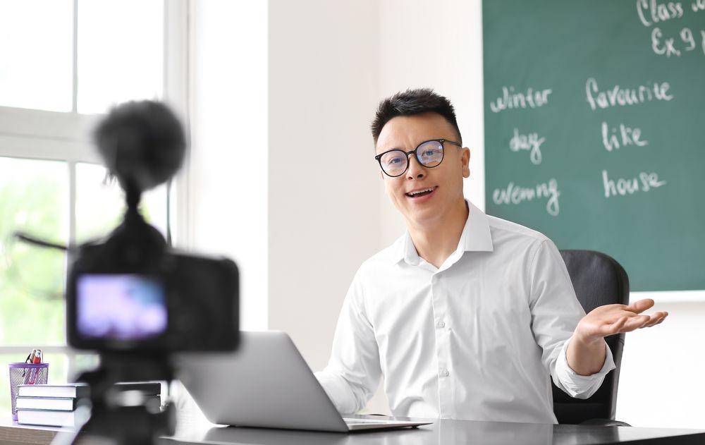 Guru sedang mengajar secara online (Shutterstock/Pixel-Shot)
