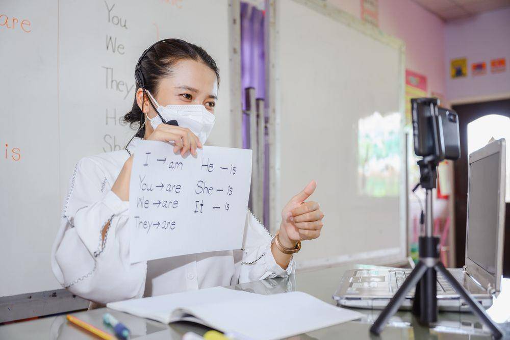 Guru sedang mengajar secara online (Shutterstock/BELL KA PAN)