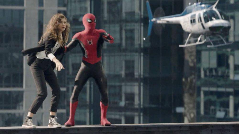 cuplikan Peter Parker melindungi MJ dari orang-orang jahat (dok. Sony Pictures dan Marvel via digitaltrends.com)