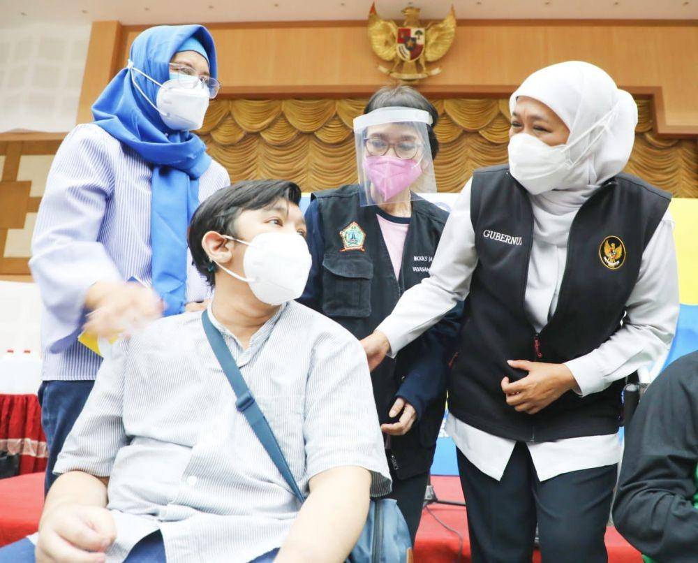 Gubernur Jawa Timur Khofifah Indar Parawansa saat meninjau vaksinasi. Dok. Humas Pemprov Jatim.