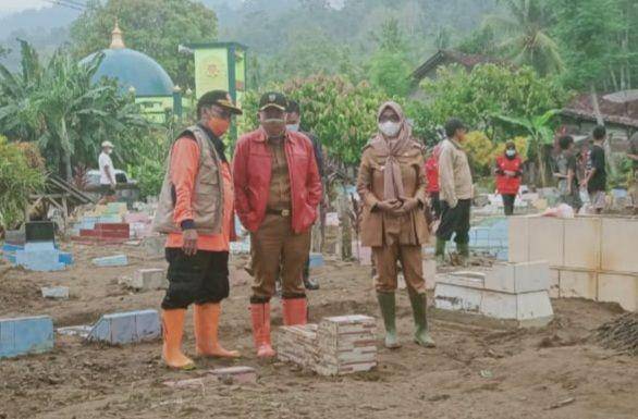Wakil Bupati Tanggamus AM Syafi'i, meninjau lokasi banjir melanda Kecamatan Semaka, Selasa (31/8/2021). (IDN Times/Istimewa).