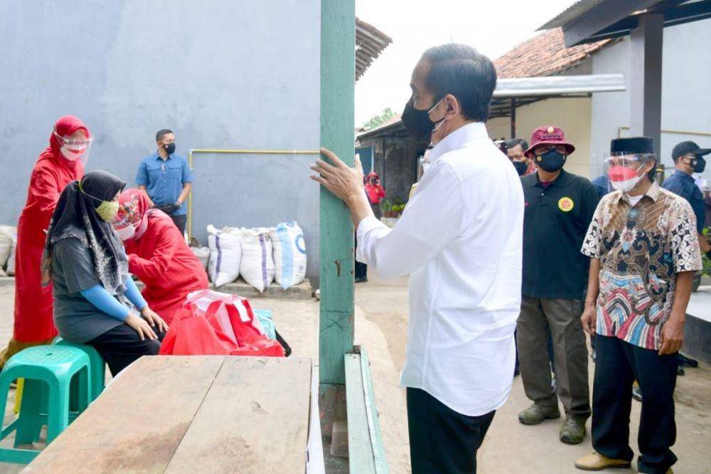 Presiden Jokowi tinjau vaksinasi di Kota Cirebon pada Selasa (31/8/2021). (dok. Biro Pers Kepresiden)