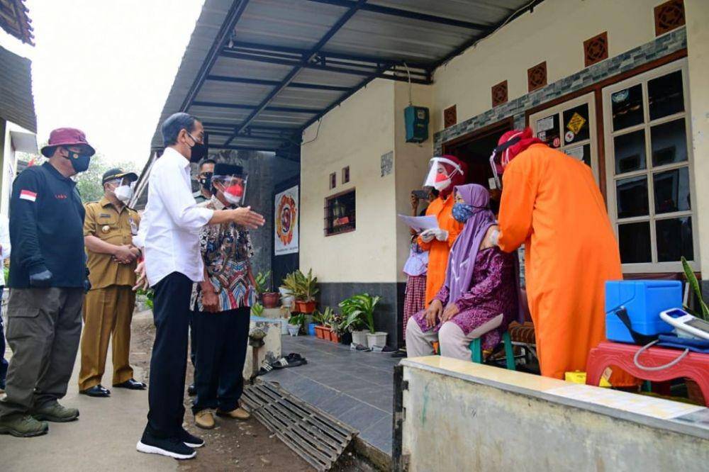 Presiden Jokowi tinjau vaksinasi di Kota Cirebon pada Selasa (31/8/2021). (dok. Biro Pers Kepresiden)