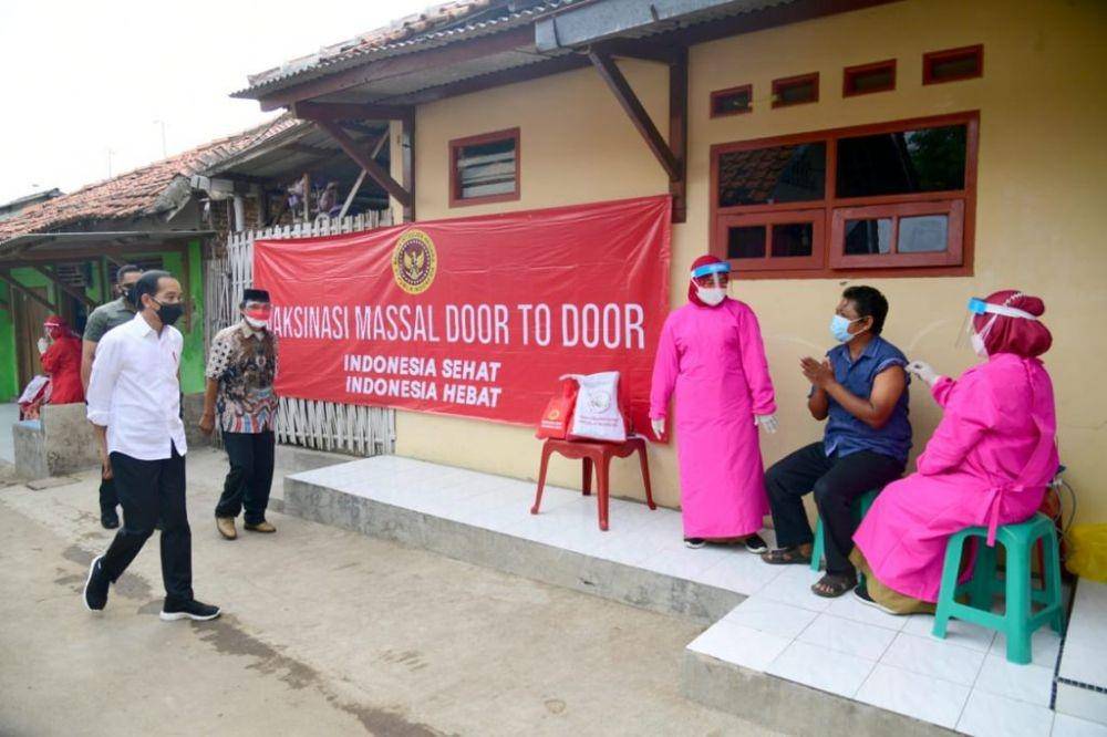 Presiden Jokowi tinjau vaksinasi di Kota Cirebon pada Selasa (31/8/2021). (dok. Biro Pers Kepresiden)