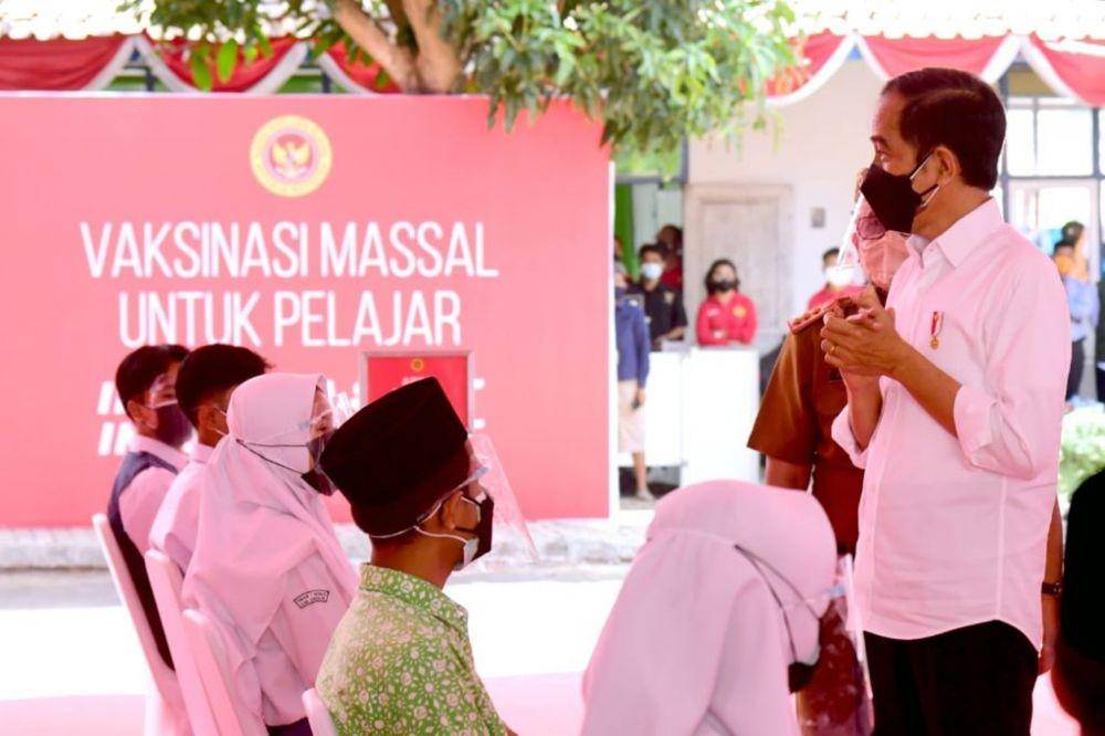 Presiden Jokowi tinjau vaksinasi di SMAN I Beber Kabupaten Cirebon pada Senin (31/8/2021). (dok. Biro Pers Kepresidenan)