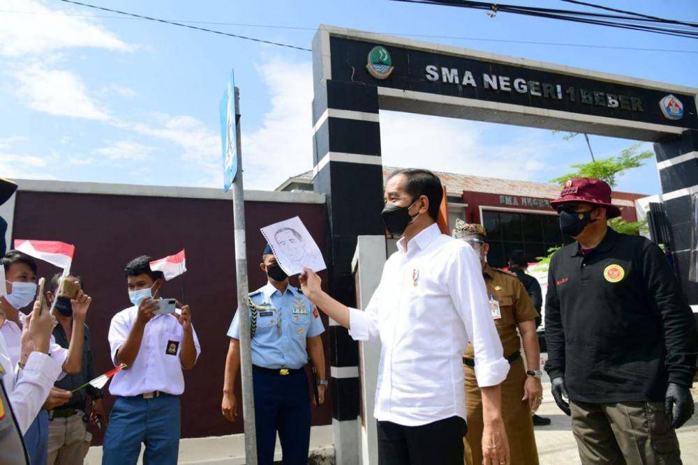 Presiden Jokowi tinjau vaksinasi di SMAN I Beber Kabupaten Cirebon pada Senin (31/8/2021). (dok. Biro Pers Kepresidenan)